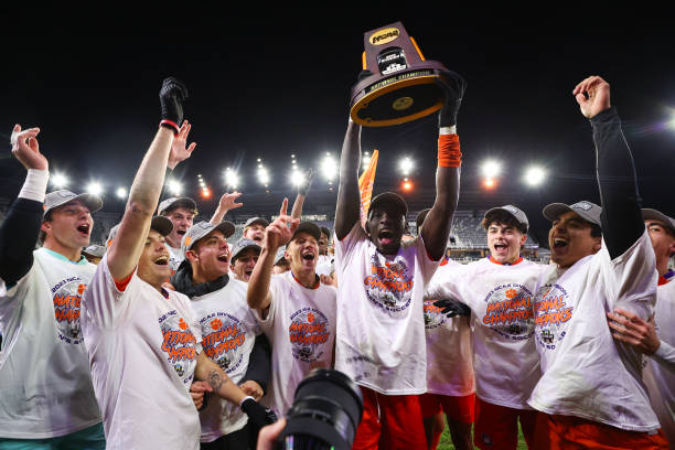 现出高度的 现出高度的